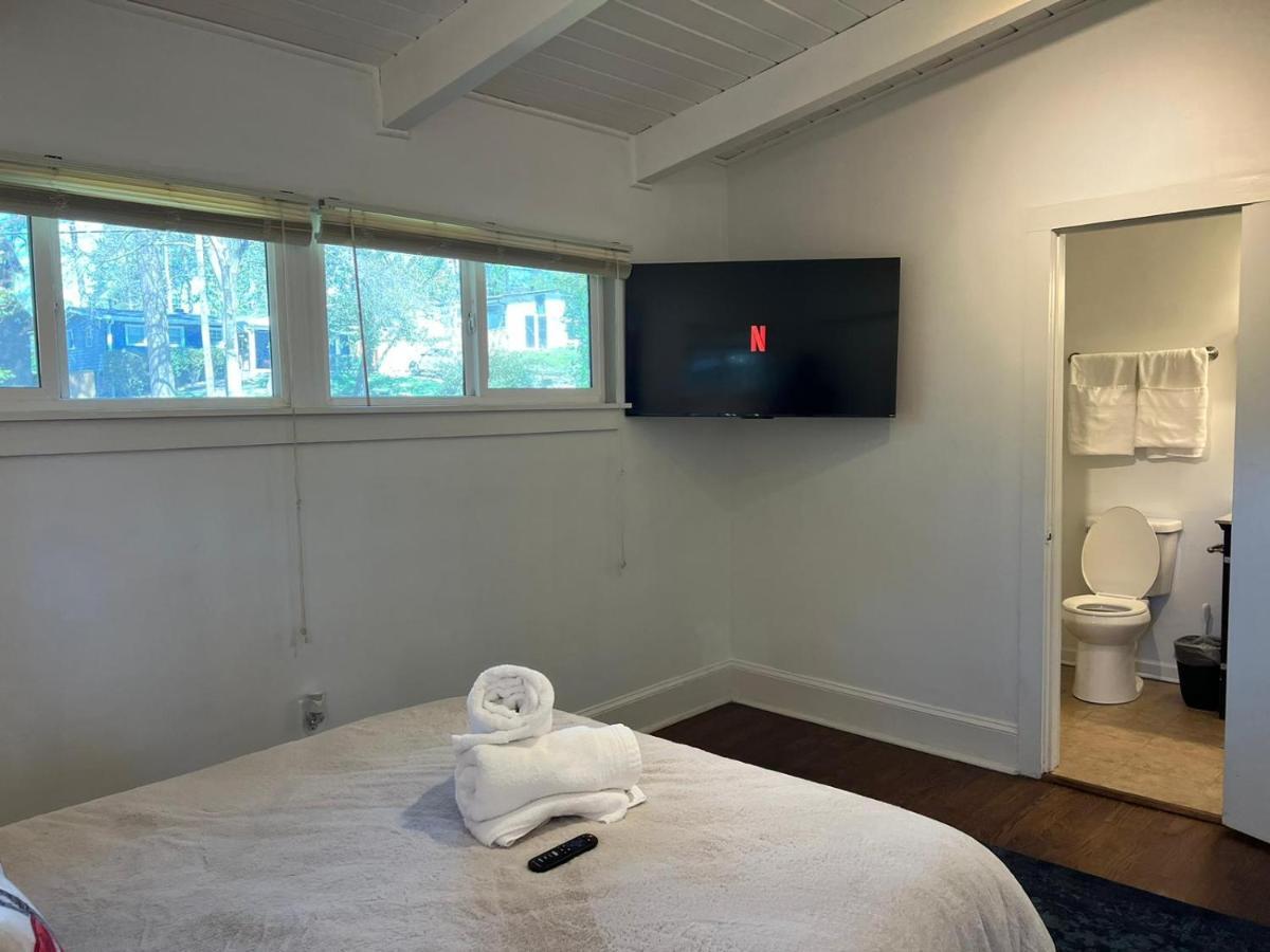 Recently Renovated Haven In Brookhaven. Atlanta