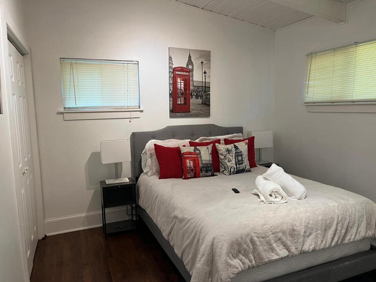 Recently Renovated Haven In Brookhaven. Holiday home