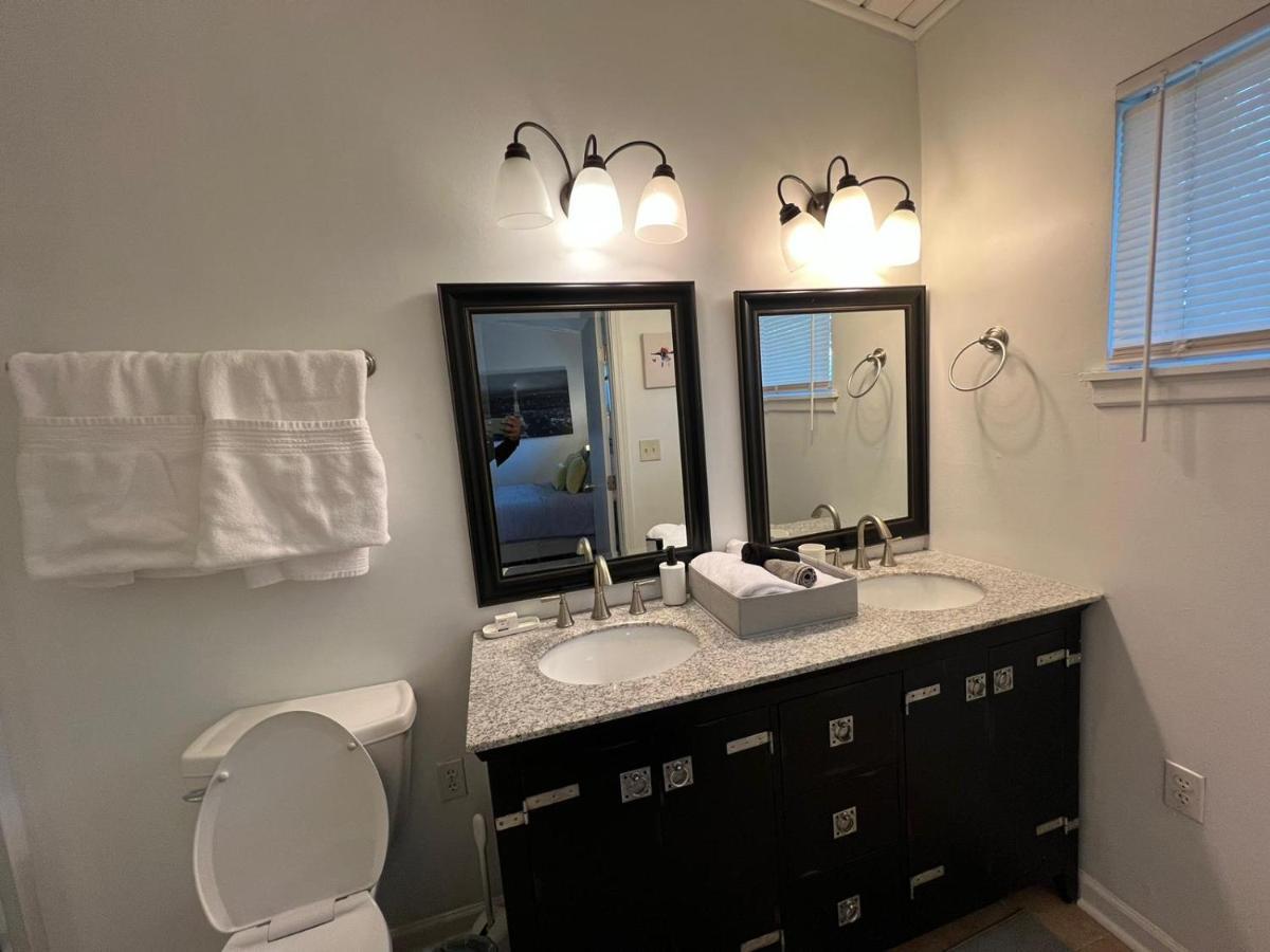 Recently Renovated Haven In Brookhaven. Atlanta